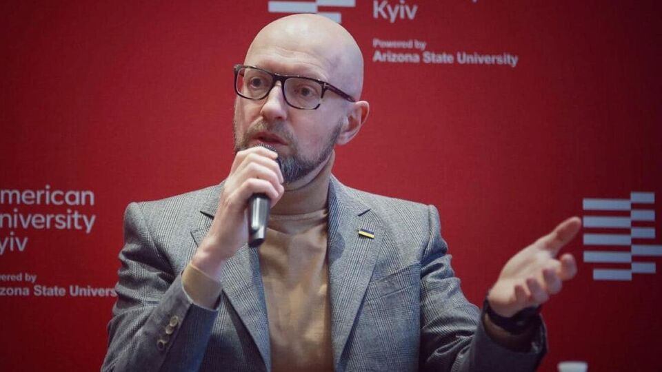 По мнению Яценюка, таким образом власти "дадут козырную карту" Трампу и выбьют основу из-под ног тех, кто выступает против Украины