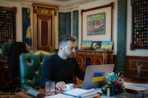 Зеленський назвав розмову із Шольцом "предметною"