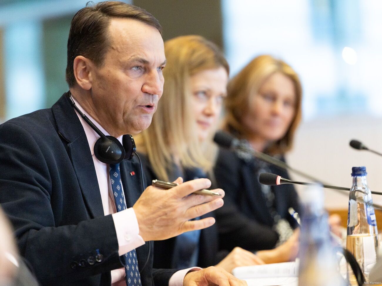 По словам Сикорского, дрон сбили украинцы, а затем его уже передали Польше