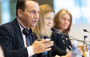 По словам Сикорского, дрон сбили украинцы, а затем его уже передали Польше