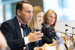 За словами Сікорського, дрон збили українці, а потім його вже передали Польщі