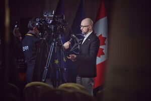 Конфискованные средства, по мнению Яценюка, можно использовать на оборонные закупки для Украины