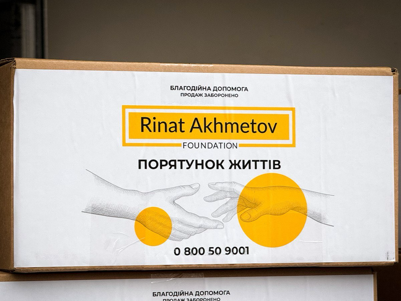 Переселенцы получают продукты длительного хранения в местном хабе