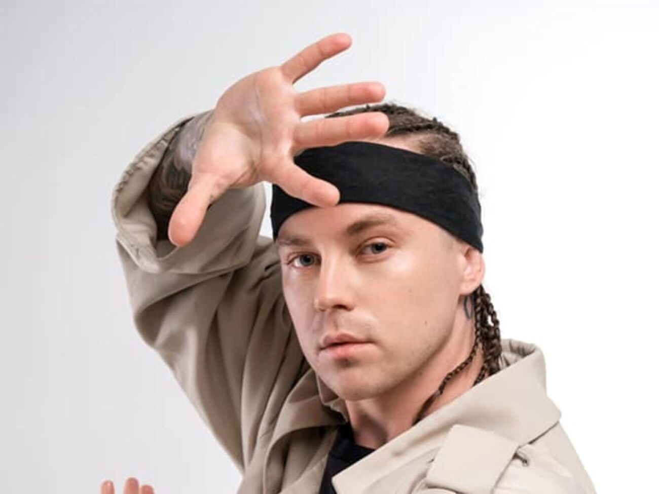 В пресс-релизе отметили, что в клипе нет декораций и спецэффектов