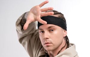 В пресс-релизе отметили, что в клипе нет декораций и спецэффектов