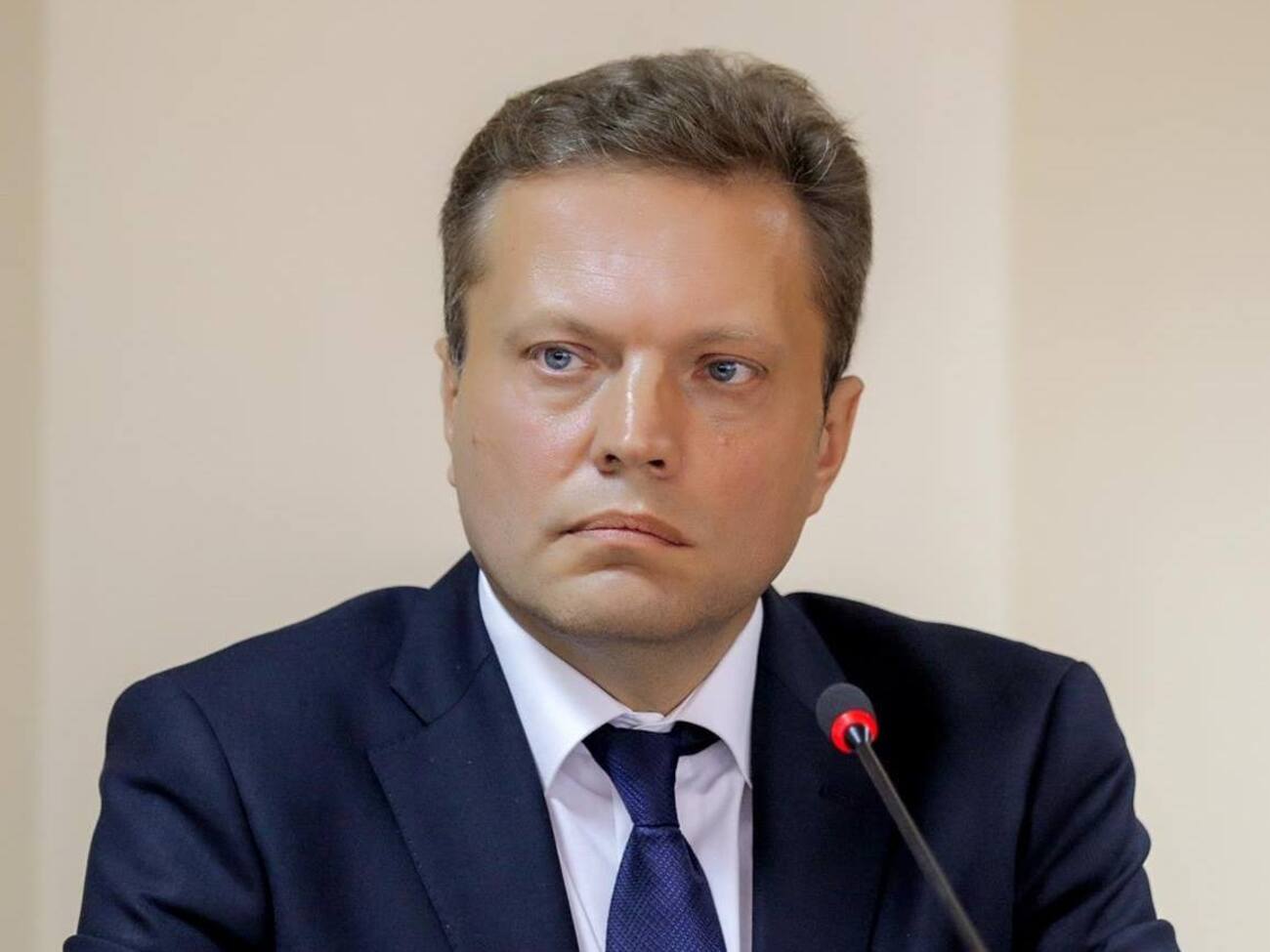 Для обраних приватних підприємств газ продають за ціною вдвічі нижчою, ніж купують державні підприємства, зазначив Омельченко