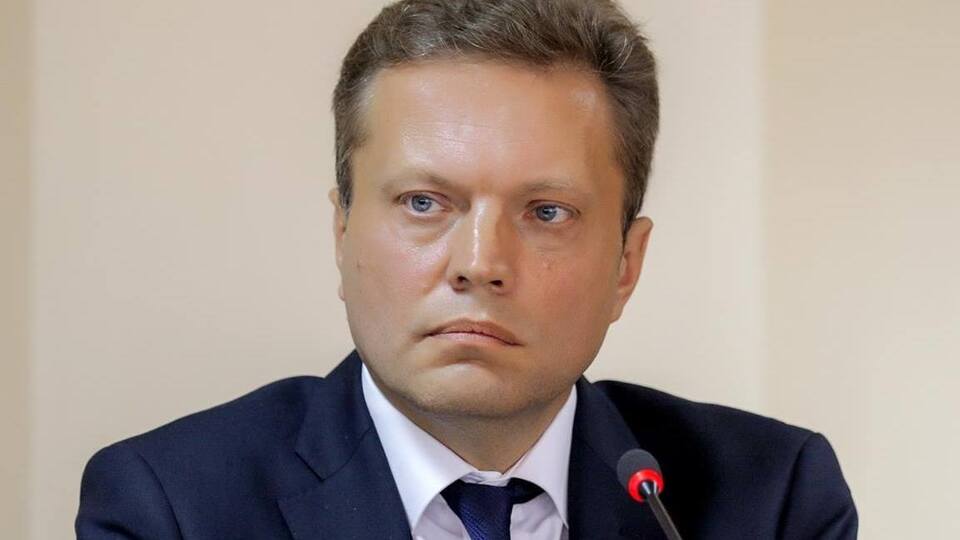 Для обраних приватних підприємств газ продають за ціною вдвічі нижчою, ніж купують державні підприємства, зазначив Омельченко