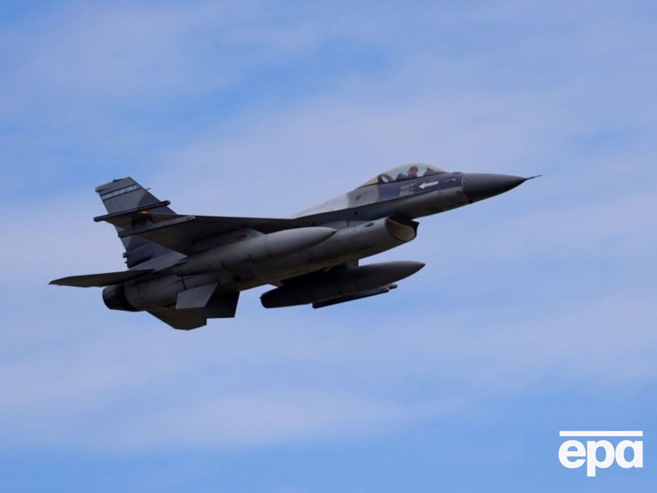 Небо над Україною, за словами президента, має бути закритим і безпечним