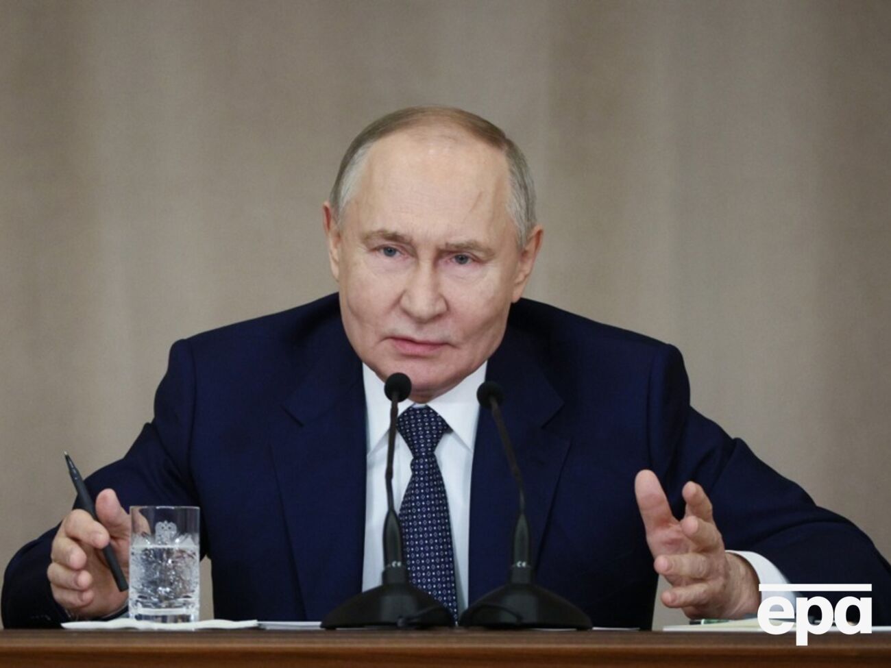 "Странный шрам" виден на фото Путина от 19, 20 и 21 февраля, пишет паблик