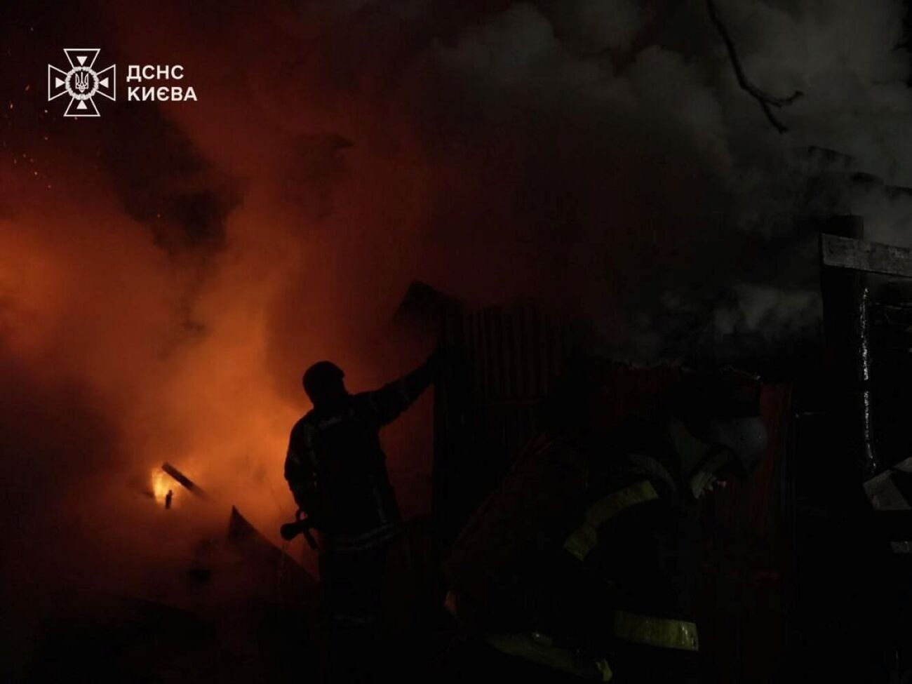 У столиці виникли пожежі у Голосіївському й Дарнциькому районах, у Печерському зафіксували пошкодження