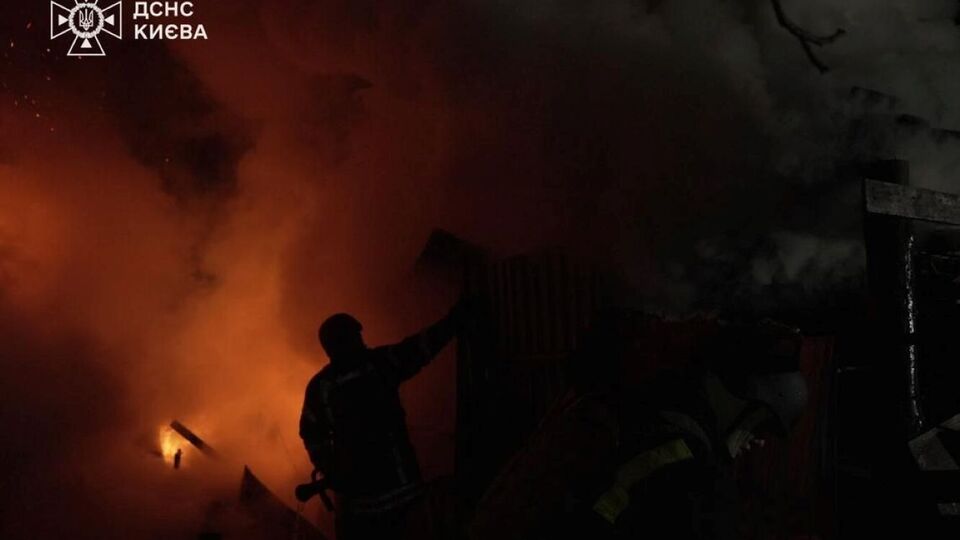 У столиці виникли пожежі у Голосіївському й Дарнциькому районах, у Печерському зафіксували пошкодження