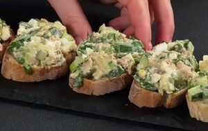 Для намазки вам понадобится 1 ст. л. майонеза