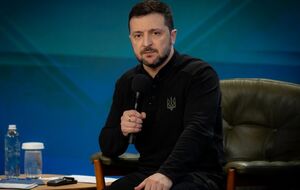 Просто сказать, что "у нас идет война" и закрывать глаза на все – неправильно, считает Зеленский