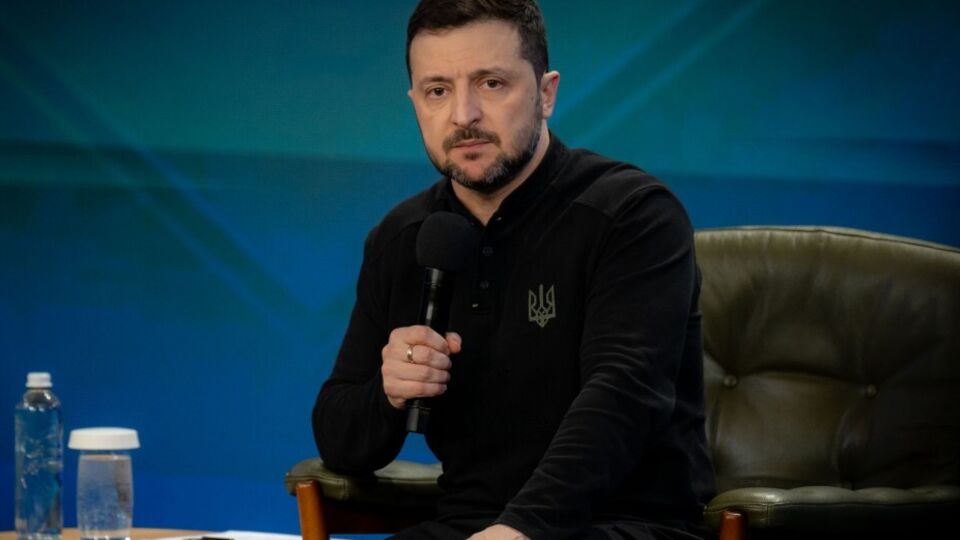 Просто сказать, что "у нас идет война" и закрывать глаза на все – неправильно, считает Зеленский