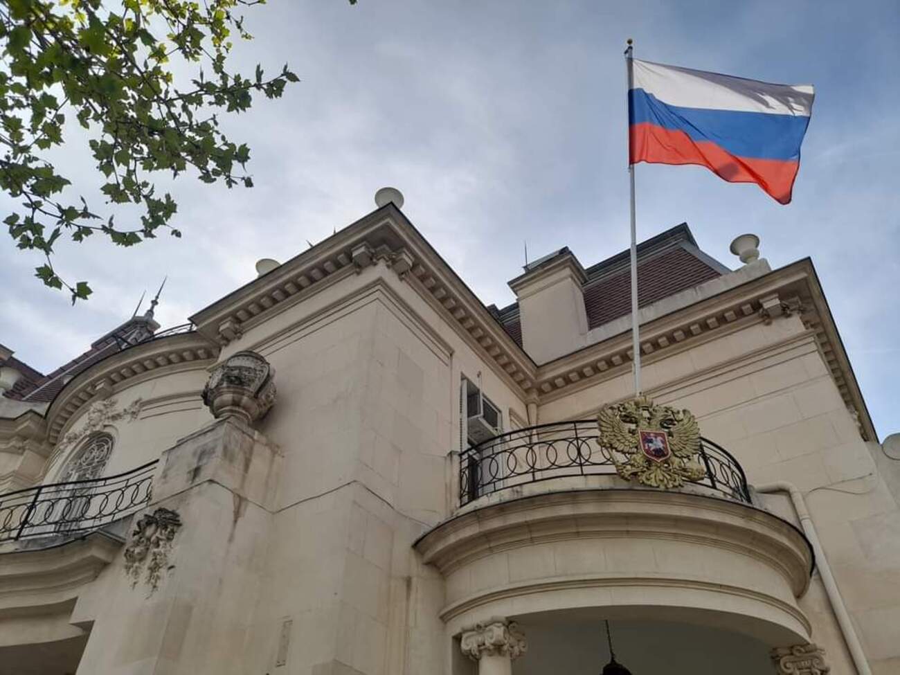 В сад консульства бросили два "коктейля Молотова"