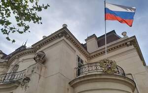 В сад консульства бросили два "коктейля Молотова"