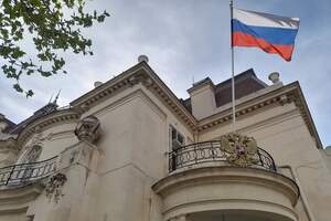 В сад консульства бросили два "коктейля Молотова"