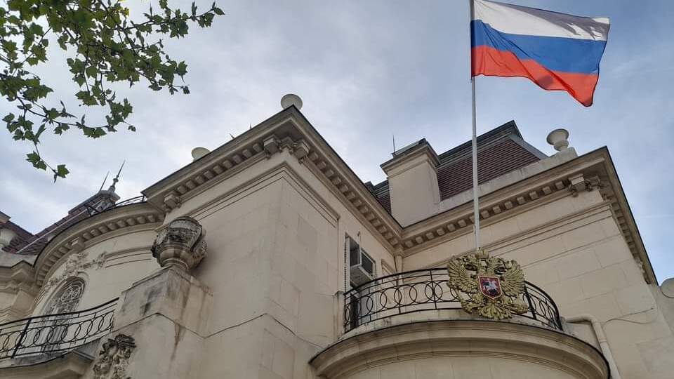 В сад консульства бросили два "коктейля Молотова"