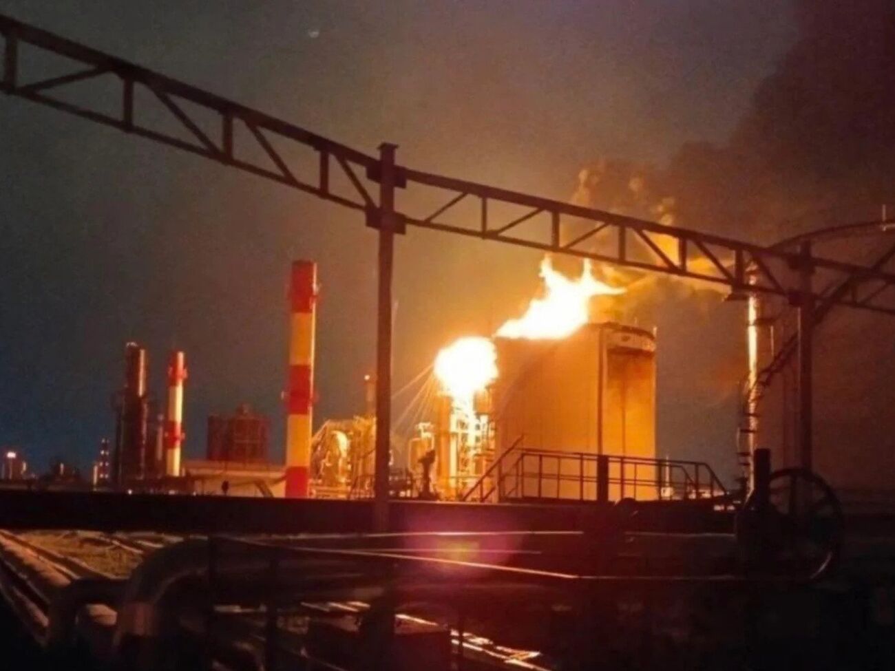 Горела установка первичной переработки нефти