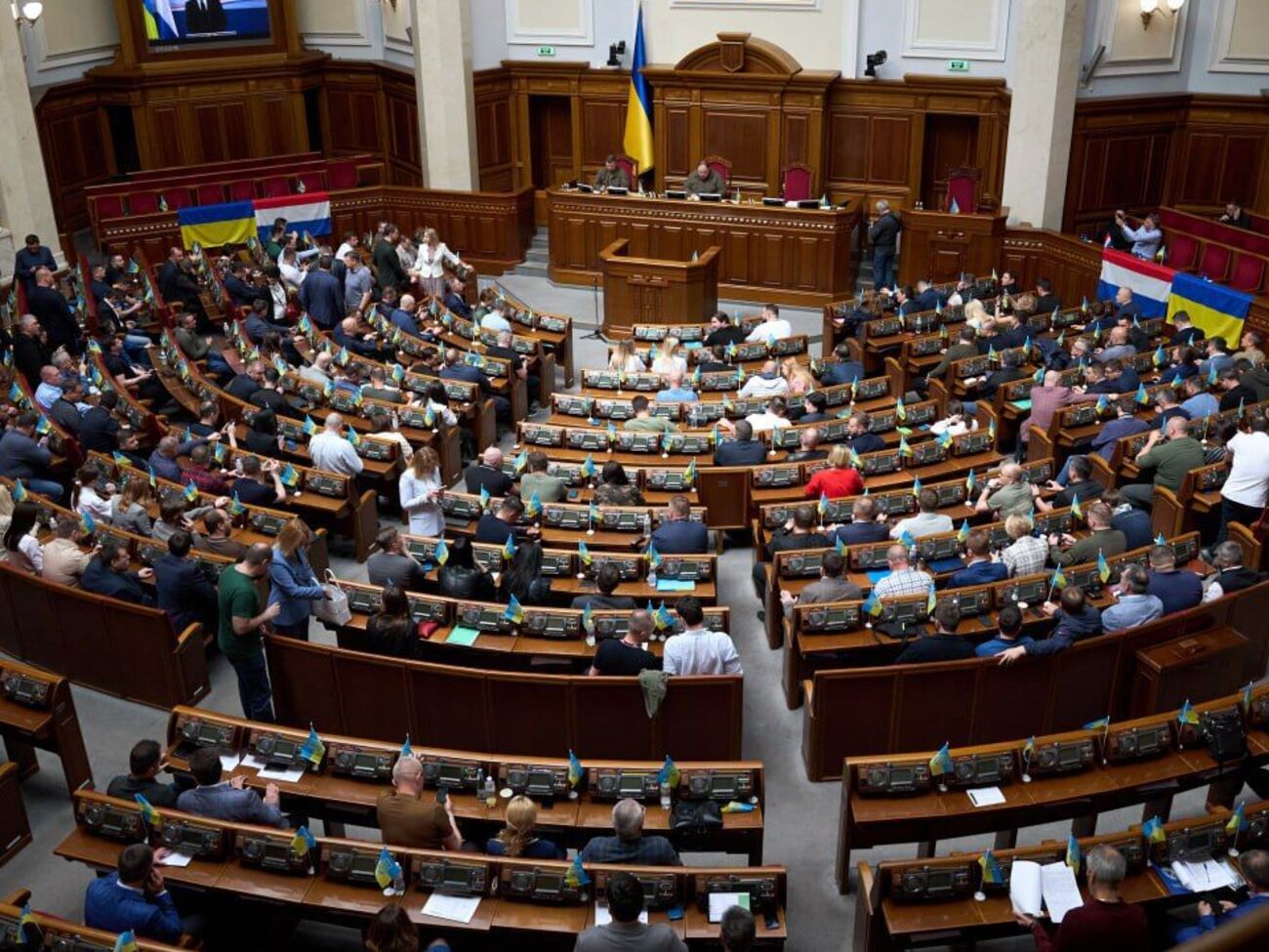 Для принятия проекта постановления Раде не хватило восьми голосов