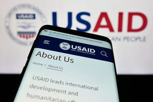Співробітникам USAID, які розміщені за кордоном, пропонують державним коштом повернутися у США й дістати деякі бонуси