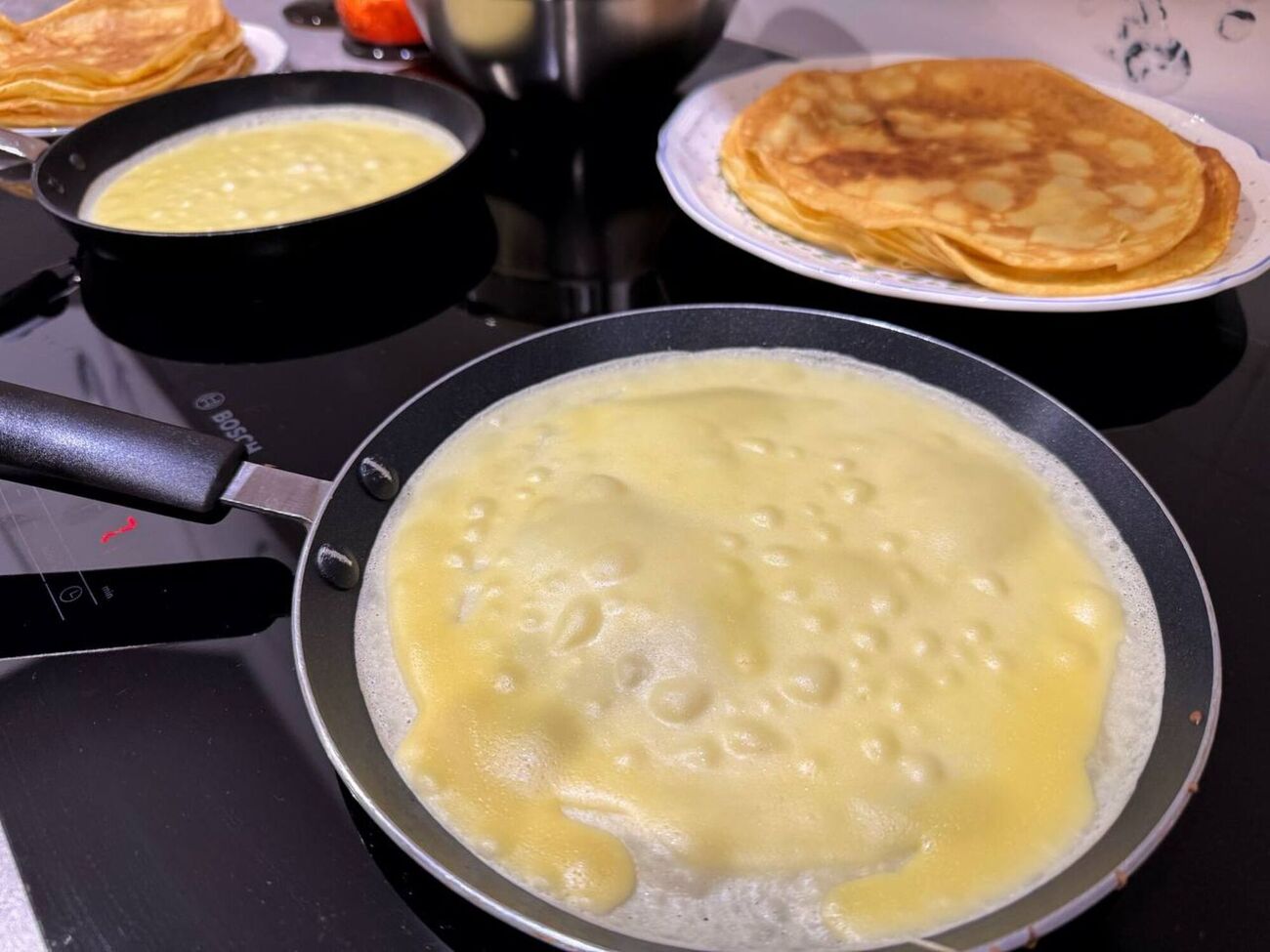 Обжарьте блины на разогретой сковороде, смазанной кусочком сала