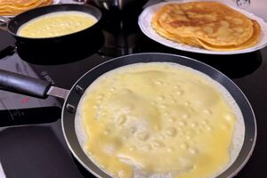 Обжарьте блины на разогретой сковороде, смазанной кусочком сала