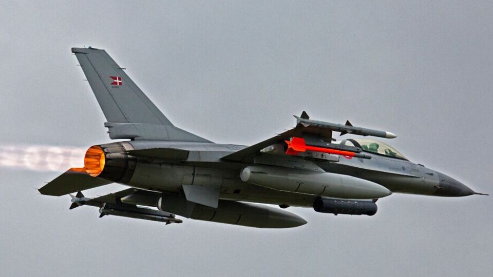 Украина уже получила от Дании две партии F-16