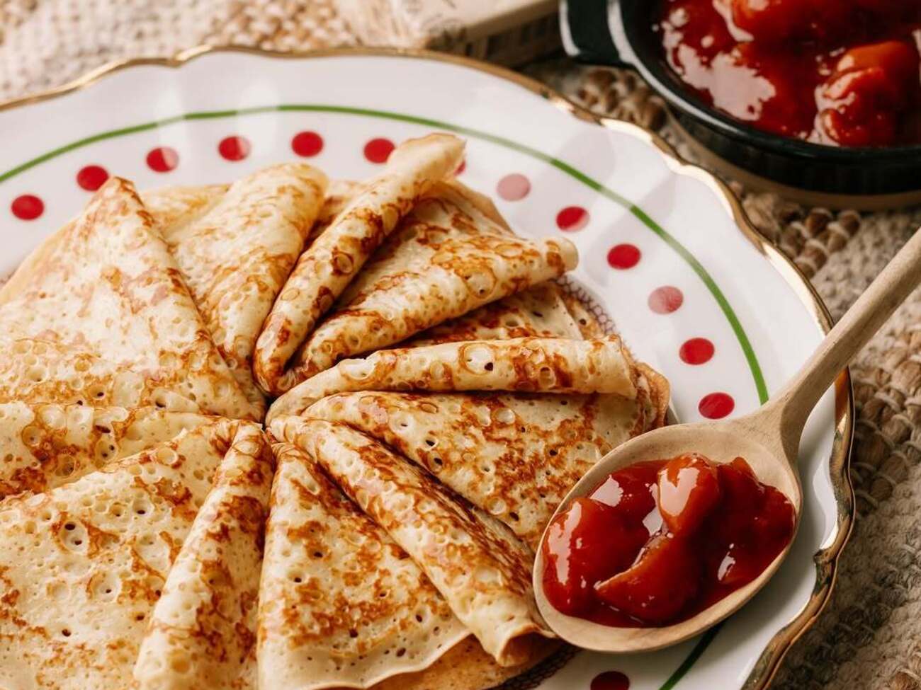 Блинчики вкусны с абрикосовым вареньем