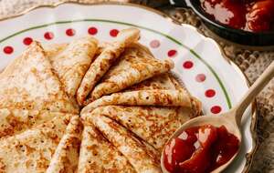 Блинчики вкусны с абрикосовым вареньем