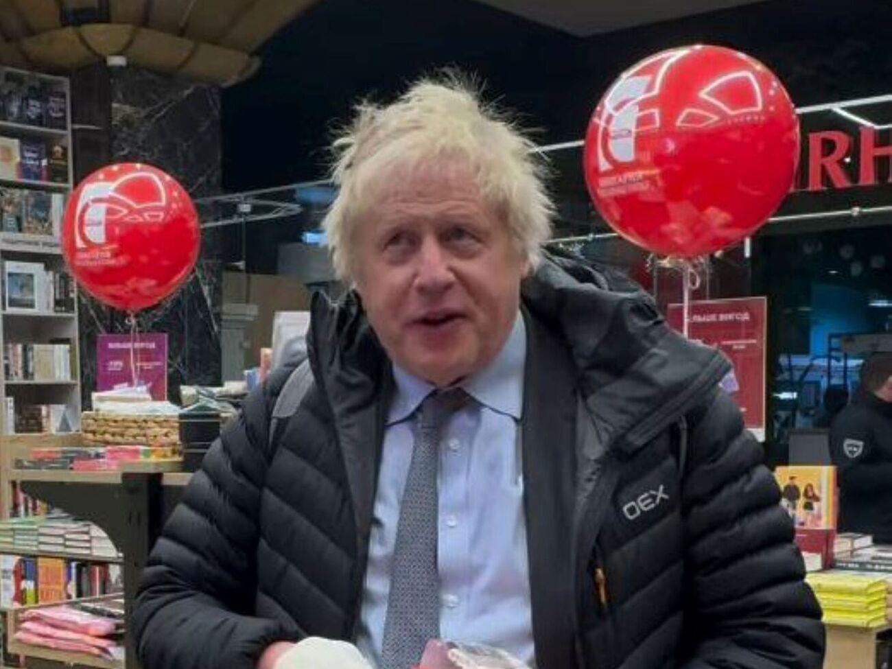 Кроме носков, Джонсону подарили книги и флаг Украины