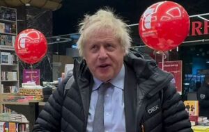 Кроме носков, Джонсону подарили книги и флаг Украины