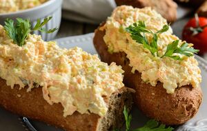 Основа этой намазки – морковь, яйца и плавленые сырки