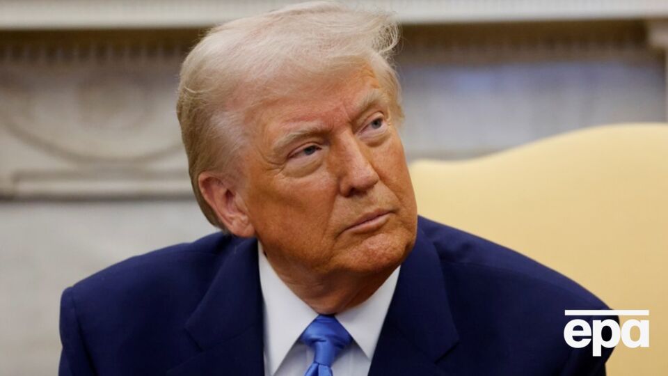 Отвечая на вопрос журналистов, рассматривает ли он возможность поездки в Москву на 9 мая, Трамп ответил, что это рано