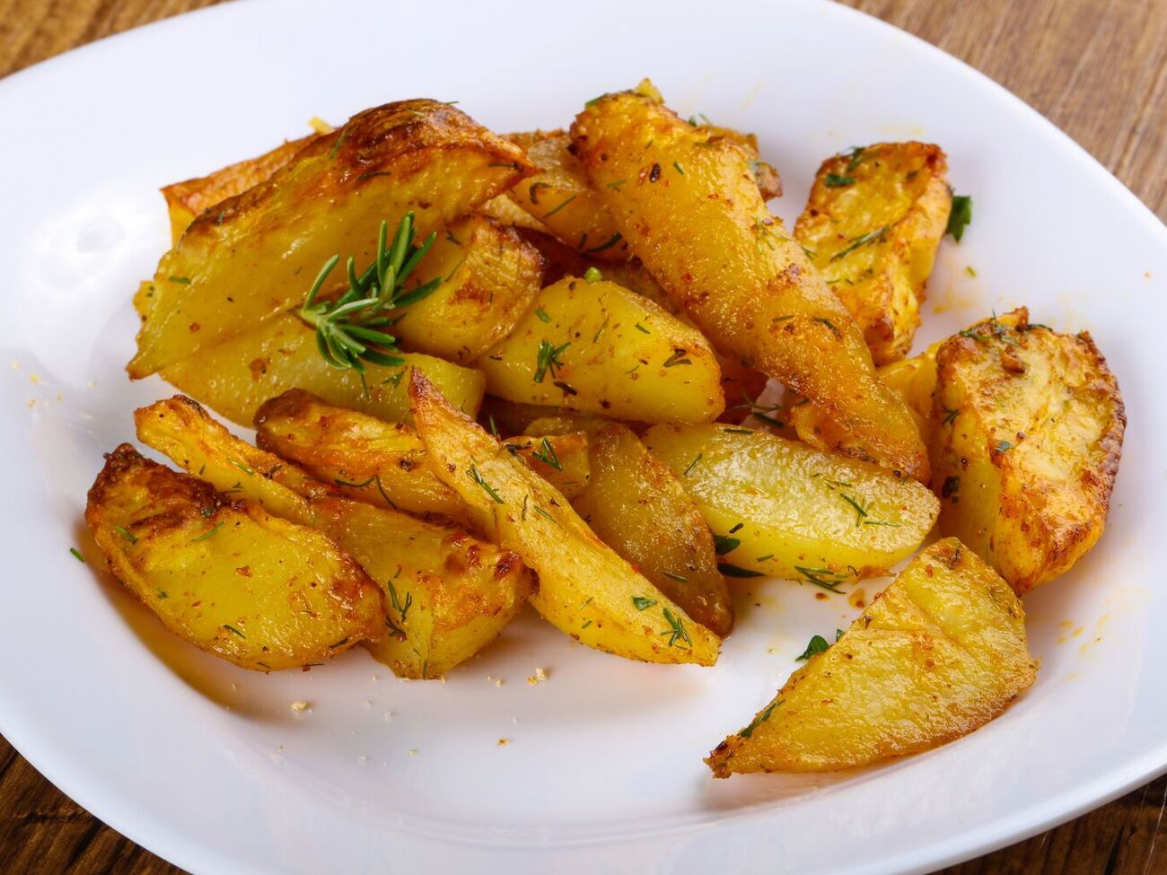 Выпекайте картофель 20 минут в духовке, разогретой до 180 °С