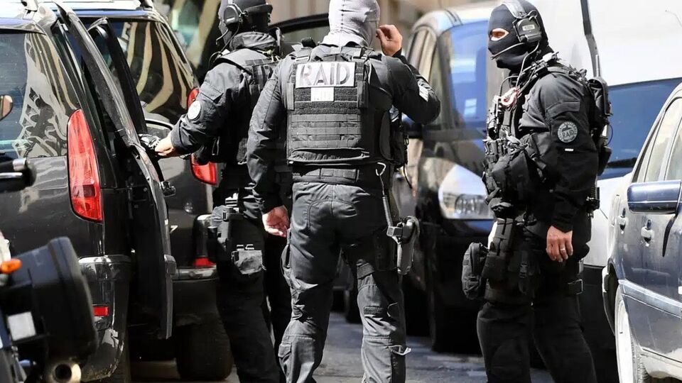 Имен задержанных полиция не называет