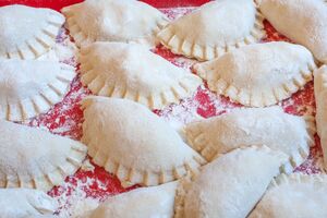 Вареники нужно тщательно залепливать