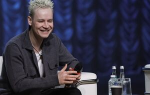 СБУ пишет, что он публично поддерживает и пропагандирует войну страны-агрессора России против Украины