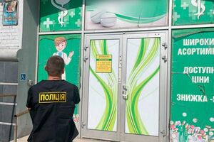 За попередніми розрахунками поліції, фігуранти заплатили російським аптекам за їхні товари щонайменше 1,5 млн грн