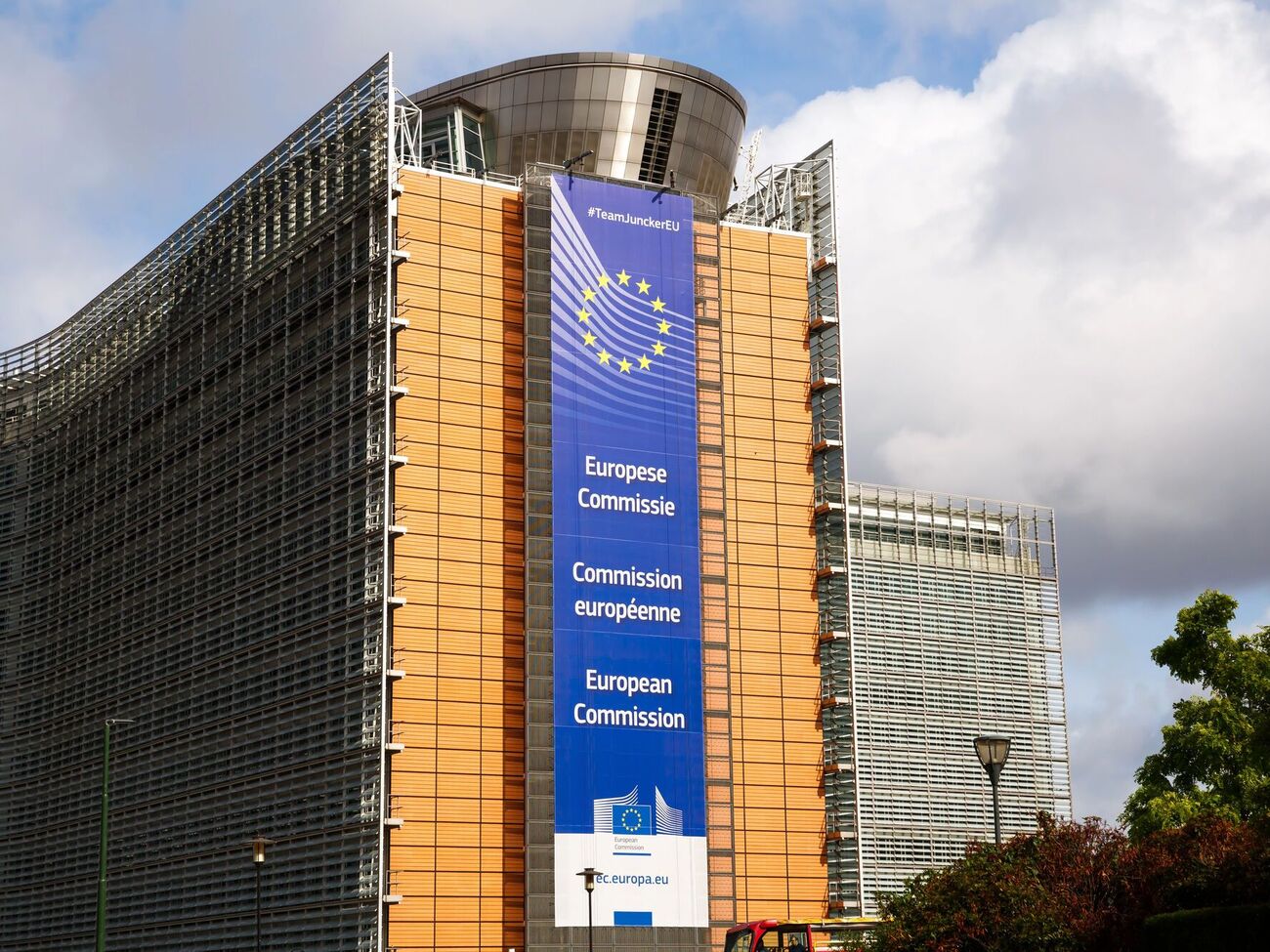 За словами речника ЄК, така співпраця триває вже чотири роки й не передбачає конкуренції зі США