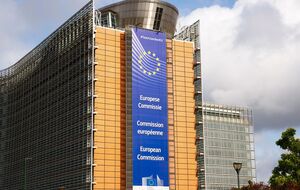 За словами речника ЄК, така співпраця триває вже чотири роки й не передбачає конкуренції зі США