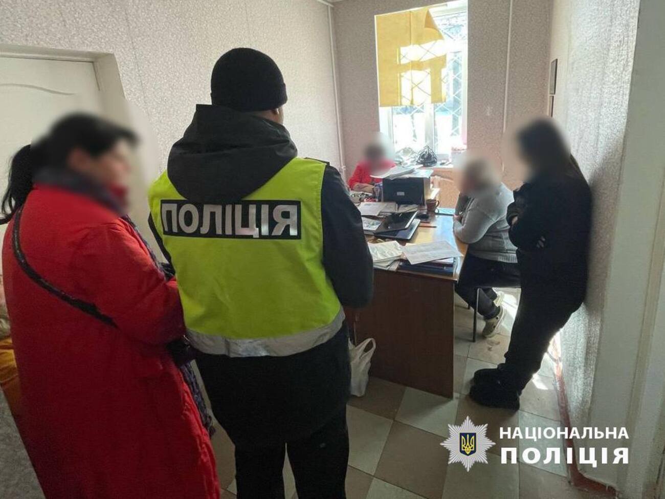 Женщин задержали на рабочем месте после получения денег от потенциального "клиента"