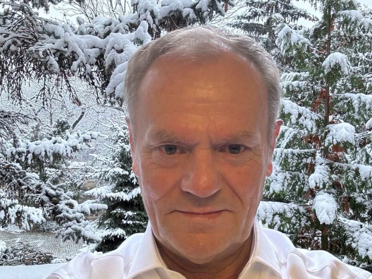Польский премьер сказал, что будет работать в наколенном ортезе