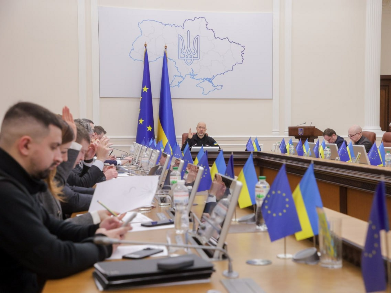 Предприятия будут иметь время для того, чтобы перебронировать свой персонал, отметил Шмыгаль