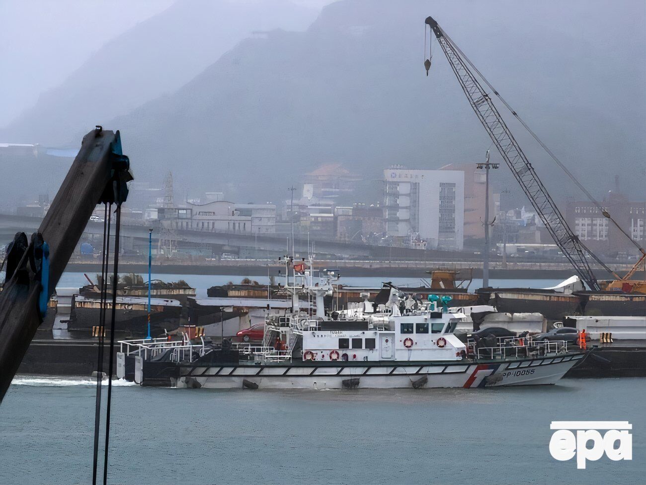 Береговая охрана начала расследование инцидента и задержала судно HongTai