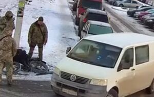 По словам ТЦК, группа оповещения остановила находящегося в СОЧ военнослужащего