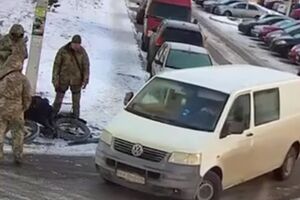 По словам ТЦК, группа оповещения остановила находящегося в СОЧ военнослужащего