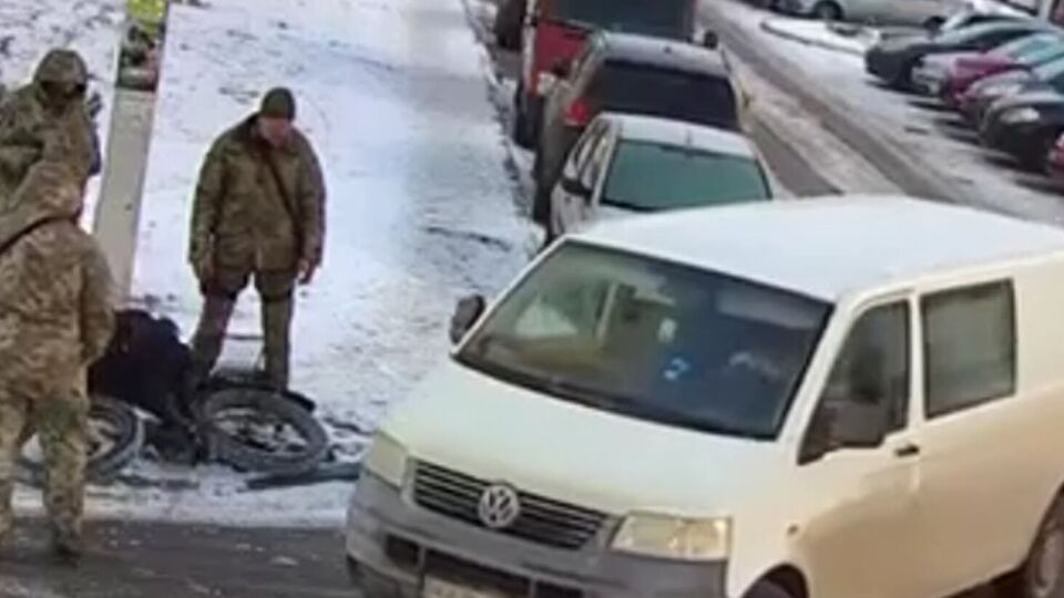 По словам ТЦК, группа оповещения остановила находящегося в СОЧ военнослужащего