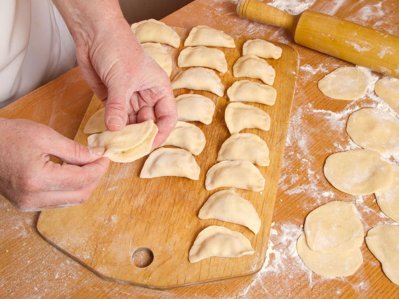 Для теста понадобятся молоко, мука и желток