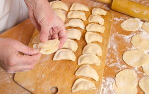 Для теста понадобятся молоко, мука и желток